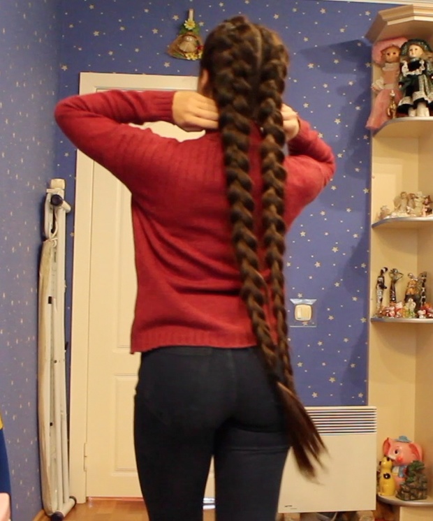 VIDEO - Long braids swinging