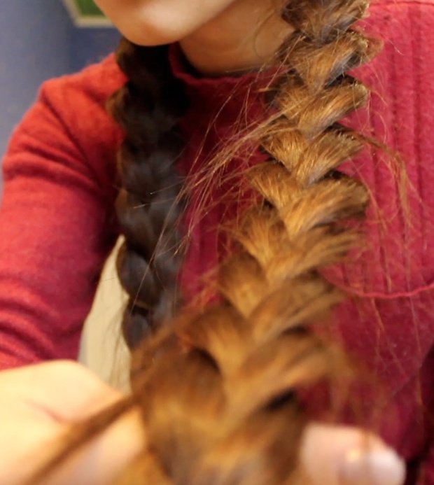 VIDEO - Long braids swinging