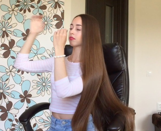 VIDEO - Classic length hair play in chair
