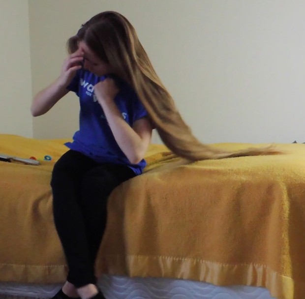 VIDEO - Knee length blonde hair play in bed