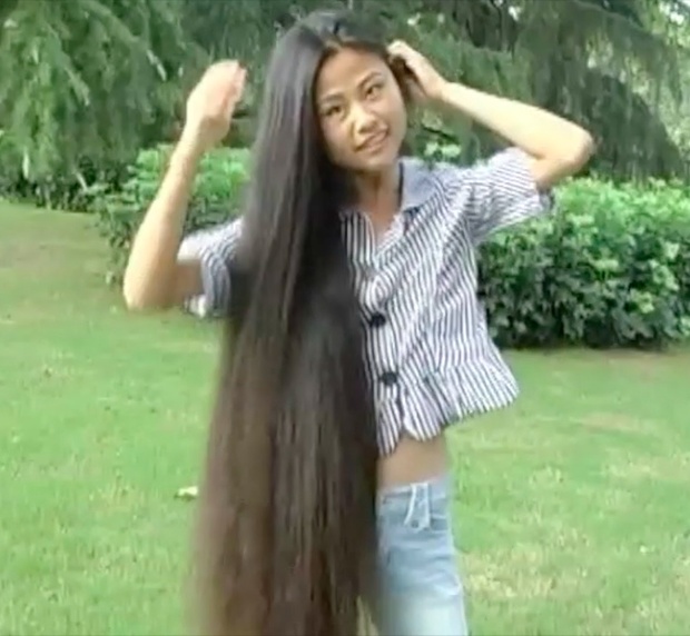 VIDEO - Chinese knee length hair play outside