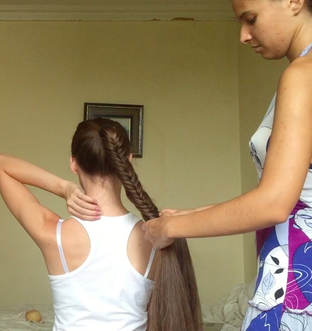 VIDEO - Long fishtail braid