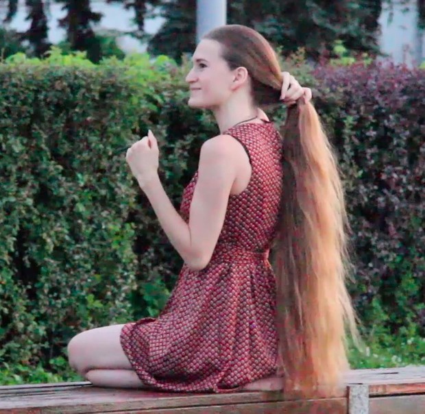 VIDEO - Classic length blonde hair play outside