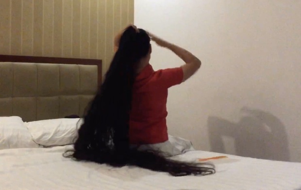 VIDEO - Floor length hair play in bed