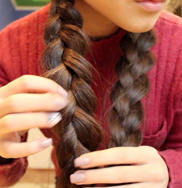 VIDEO - Long braids swinging