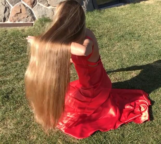 VIDEO - Beautiful lady, beautiful nature