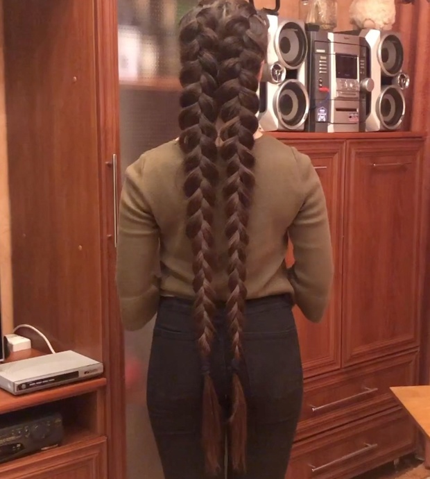 VIDEO - Two big braids
