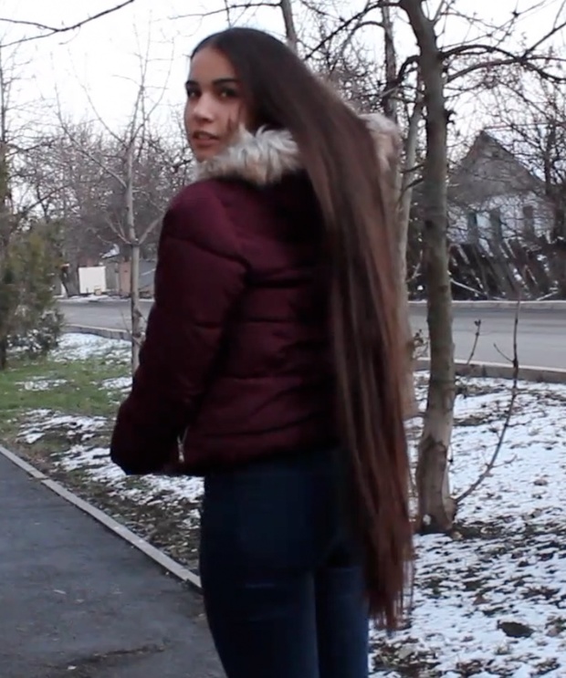 VIDEO - Diana´s hair play inside and outside