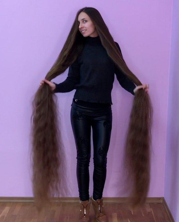 VIDEO - Floor length hair and buns
