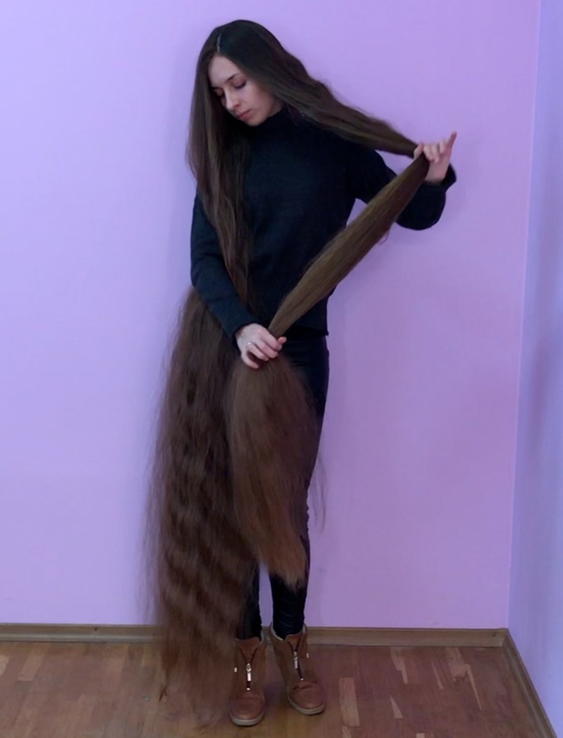VIDEO - Floor length hair and buns