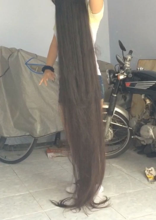 VIDEO - Beyond floor length hair play