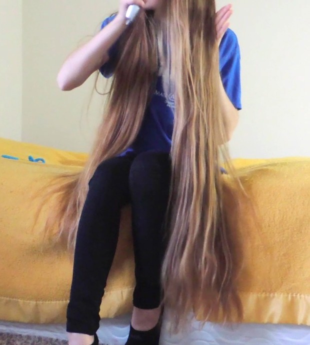VIDEO - Knee length blonde hair play in bed