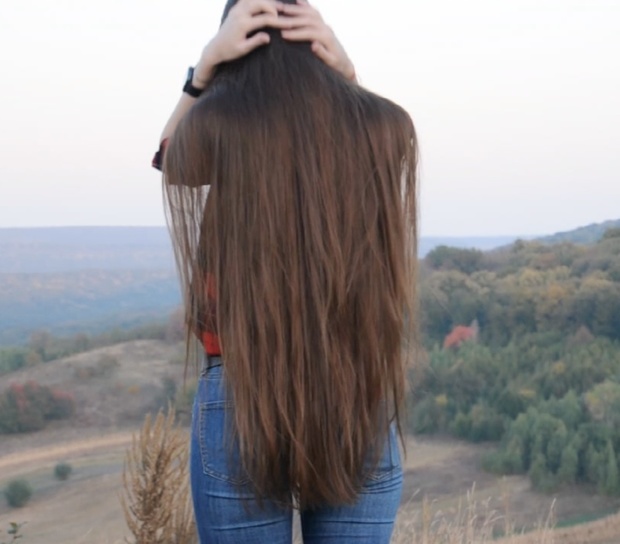 VIDEO - Thigh length hair show outside