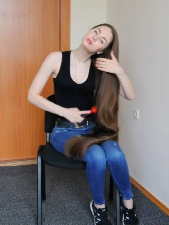 VIDEO - Perfect thigh length hair brushing