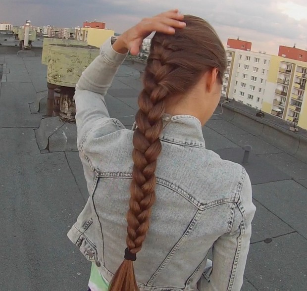 VIDEO - Perfect hip length hair play
