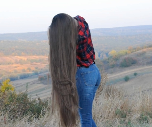 VIDEO - Thigh length hair show outside