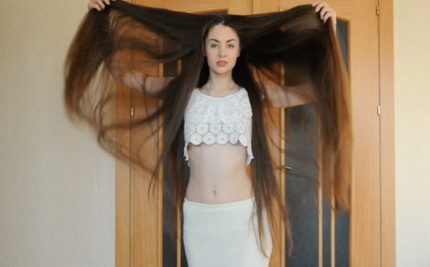 VIDEO - Thigh length hair and a white outfit