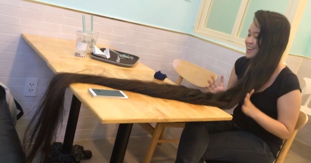 VIDEO - Beyond floor length hair play in cafe