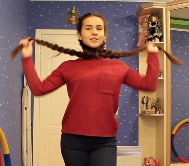 VIDEO - Long braids swinging