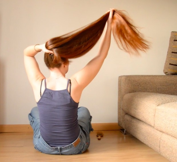 VIDEO - Thigh length hair play on the floor