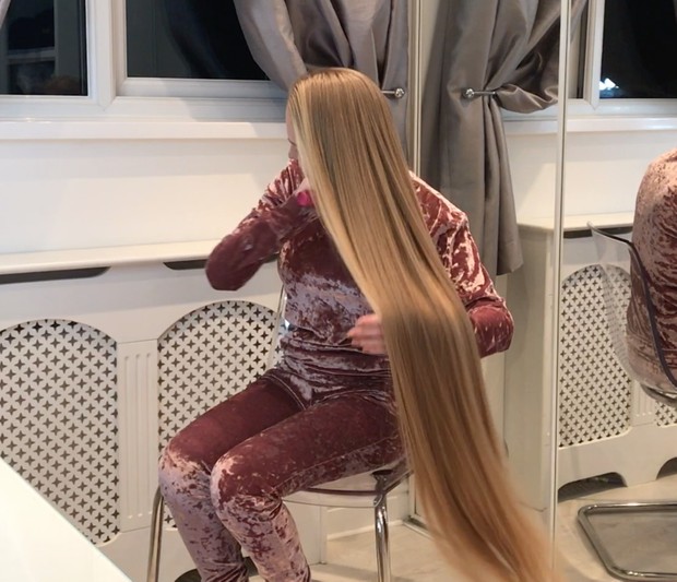 VIDEO - Supersilky blonde in chair 2