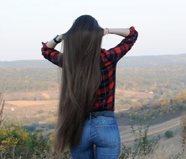 VIDEO - Thigh length hair show outside