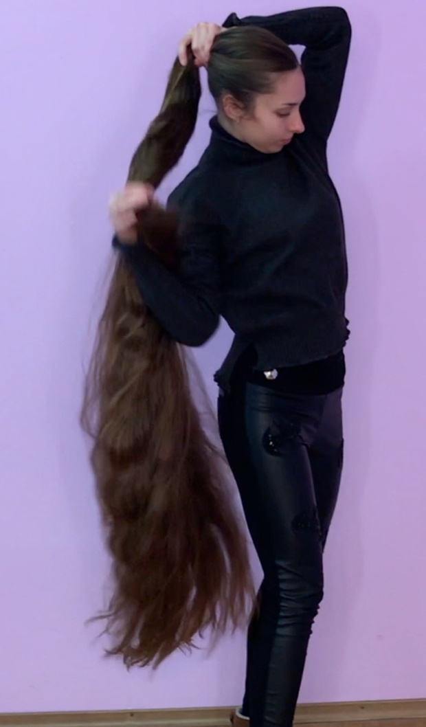 VIDEO - Floor length hair and buns