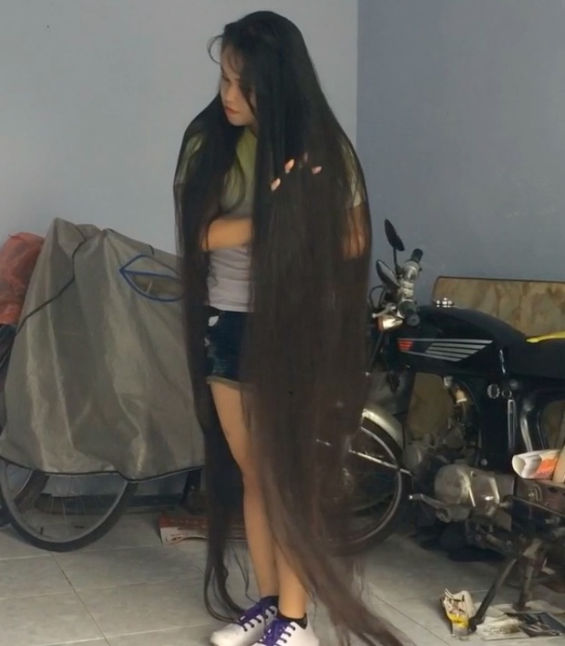VIDEO - Beyond floor length hair play