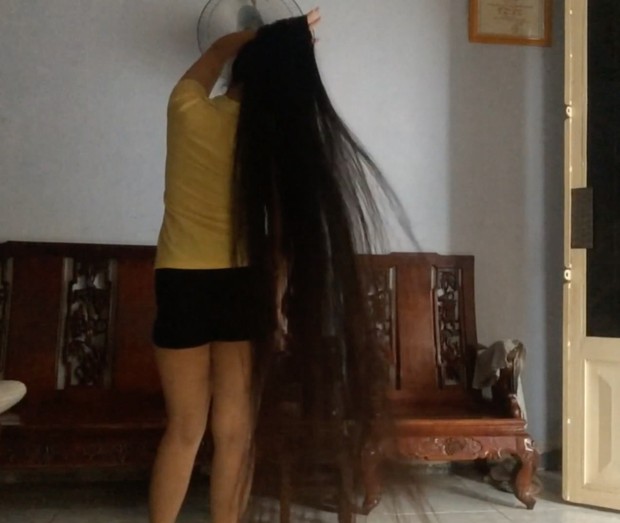 VIDEO - Wet fairytale length hair