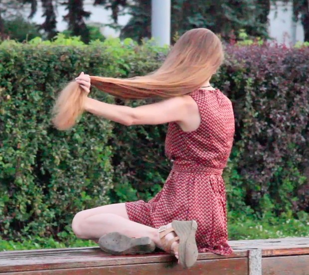 VIDEO - Classic length blonde hair play outside