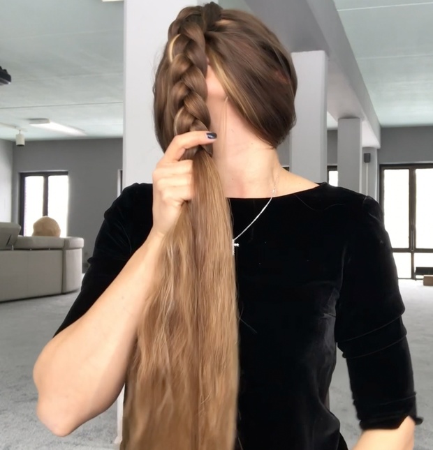 VIDEO - In front of her face 2