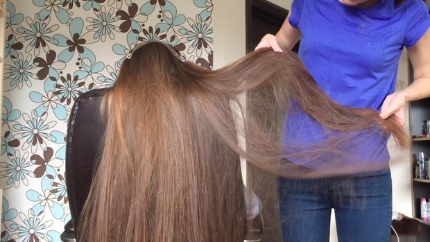 VIDEO - Friends playing with classic length hair in chair