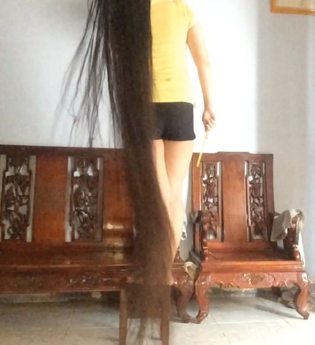 VIDEO - Wet fairytale length hair
