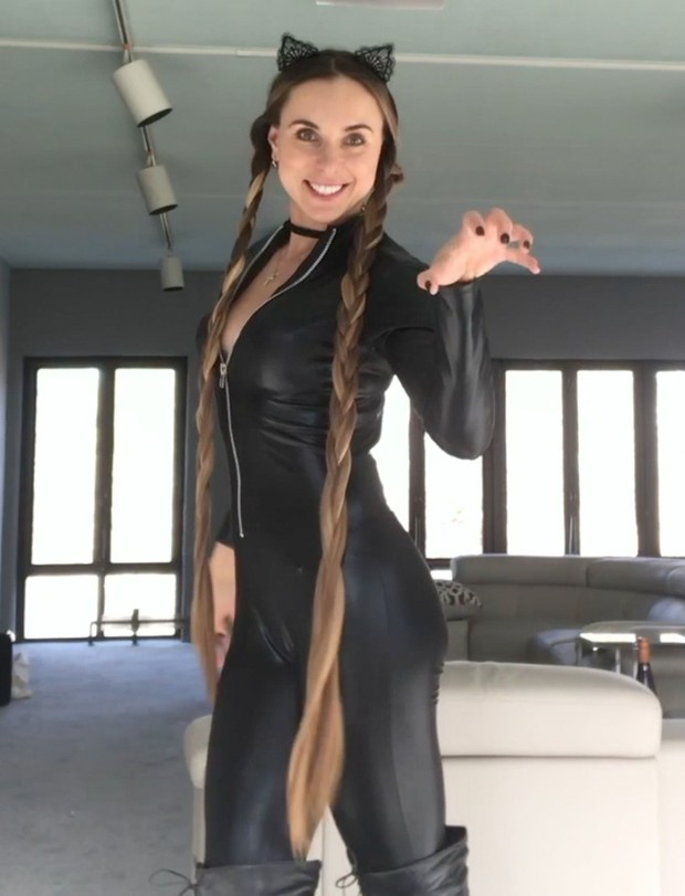 VIDEO - Blonde in Black