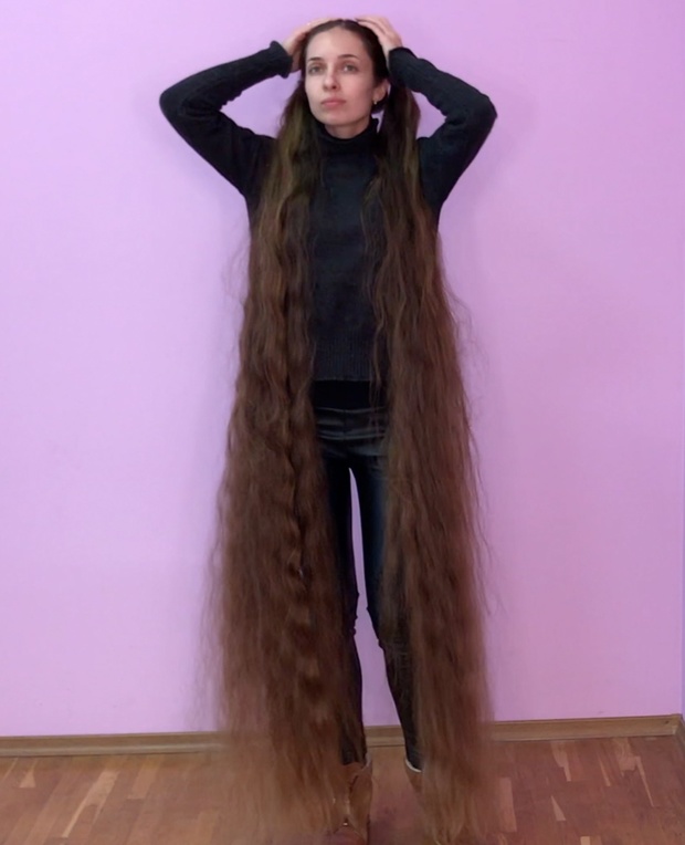 VIDEO - Floor length hair and buns