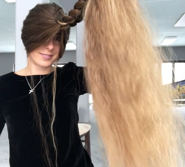VIDEO - In front of her face 2