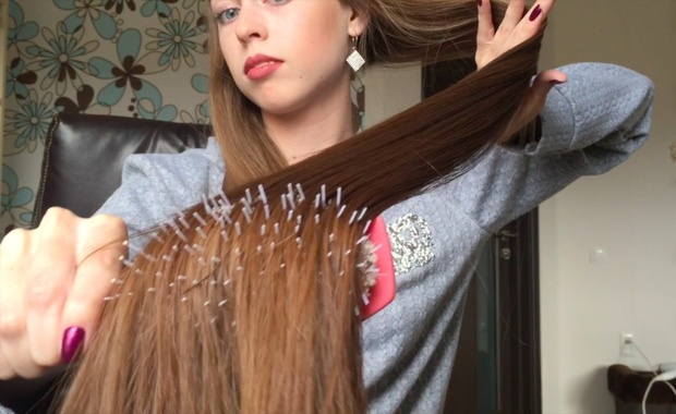 VIDEO - Friends playing with classic length hair in chair