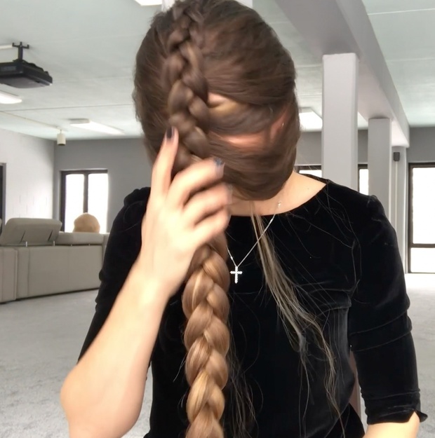 VIDEO - In front of her face 2