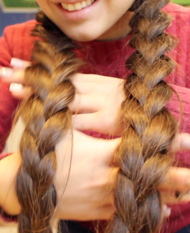VIDEO - Long braids swinging