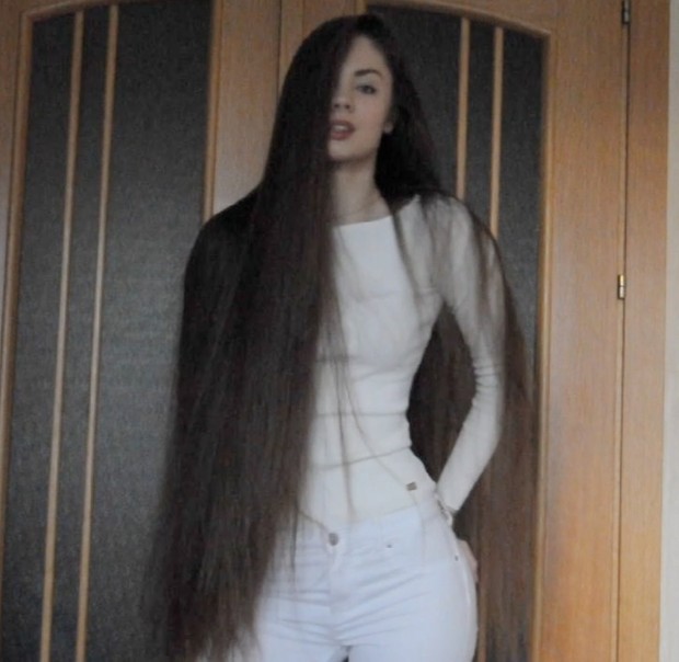 VIDEO - Thigh length hair drying and playing