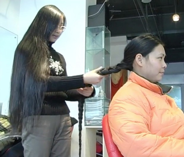 VIDEO - Chinese ankle length hair pampered with by classic length hair girl (part 1)