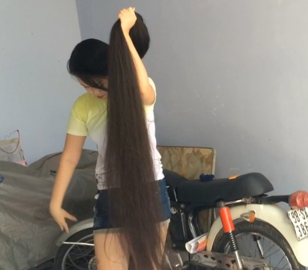 VIDEO - Beyond floor length hair play