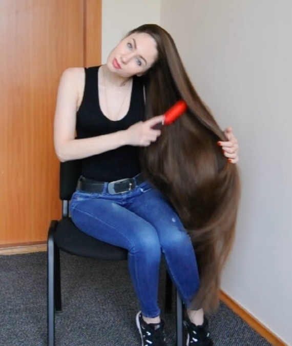 VIDEO - Perfect thigh length hair brushing