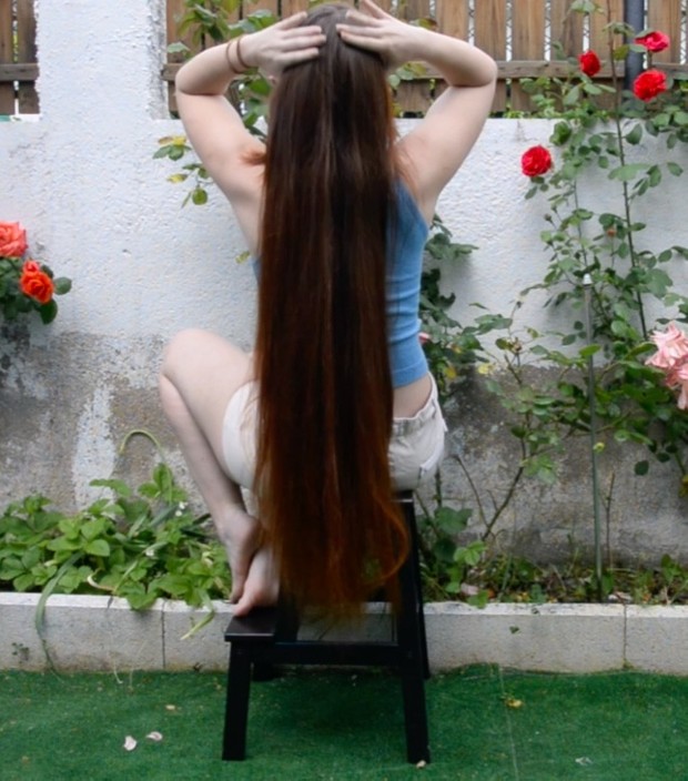 VIDEO - Silky thigh length hair play