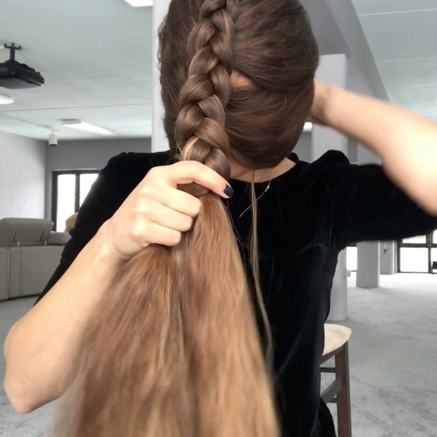 VIDEO - In front of her face 2