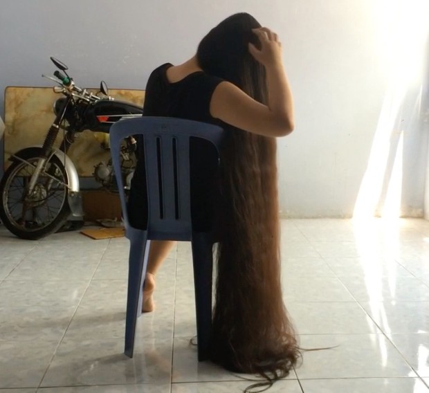 VIDEO - Beyond floor length hair play in chair