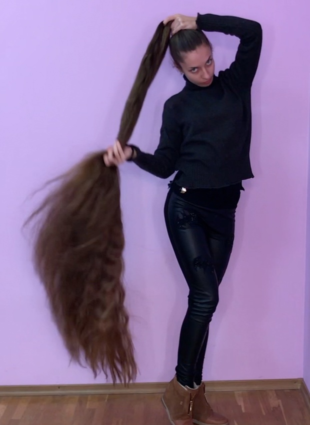 VIDEO - Floor length hair and buns
