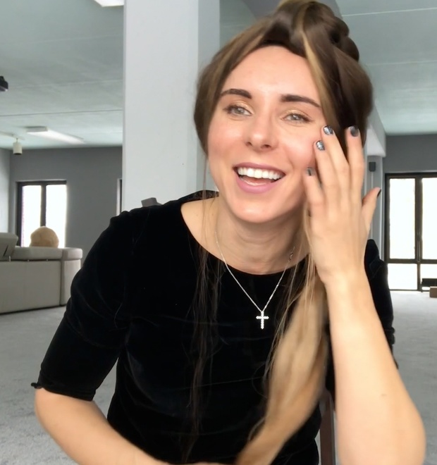 VIDEO - In front of her face 2