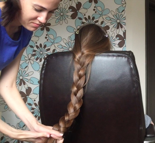 VIDEO - Friends playing with classic length hair in chair