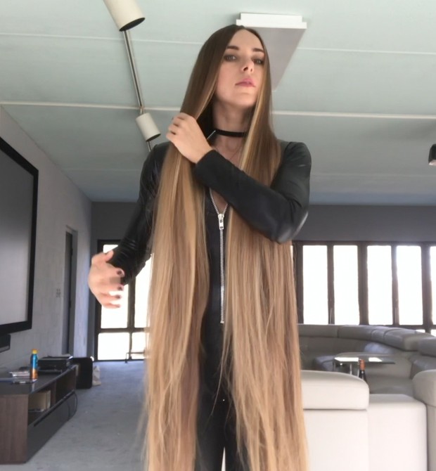 VIDEO - Blonde in Black